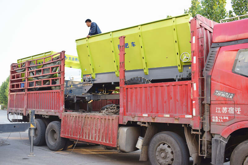 truck tire spreader/tractor mounted fertilizer spreaders